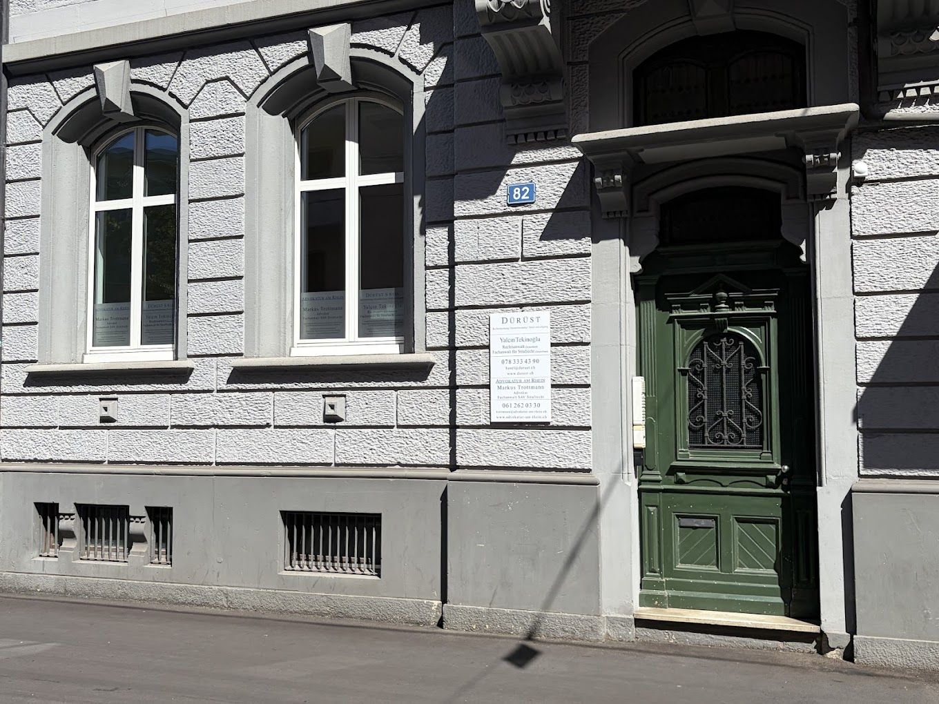 Eingang der Kanzlei in Basel mit Kanzleischild und grüner Holztür