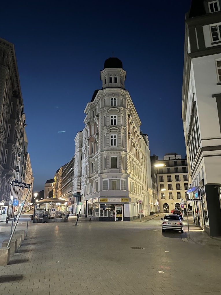 Hamburg, Gustav-Mahler-Platz in der Abenddämmerung